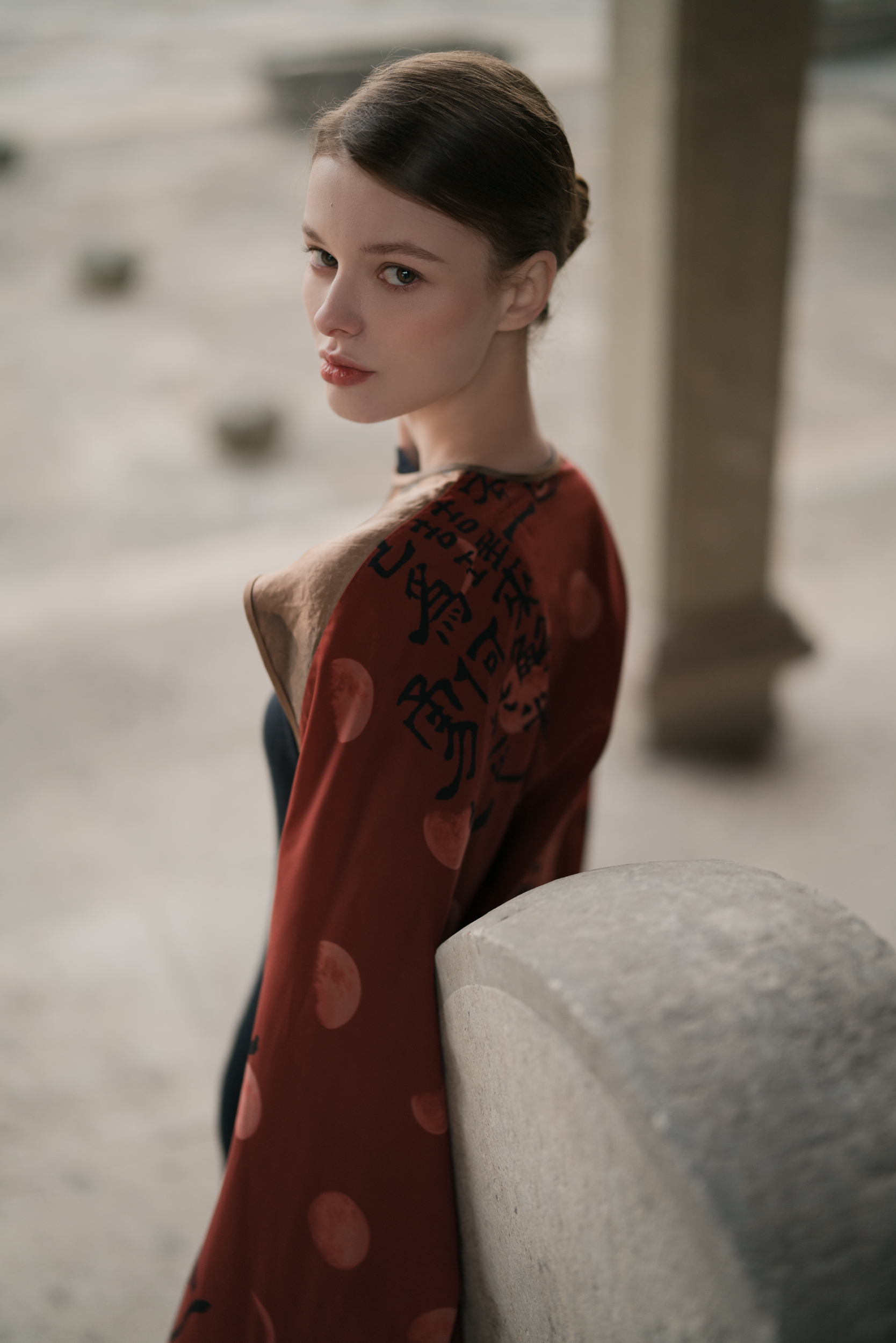 modelka w czerwonej sukni