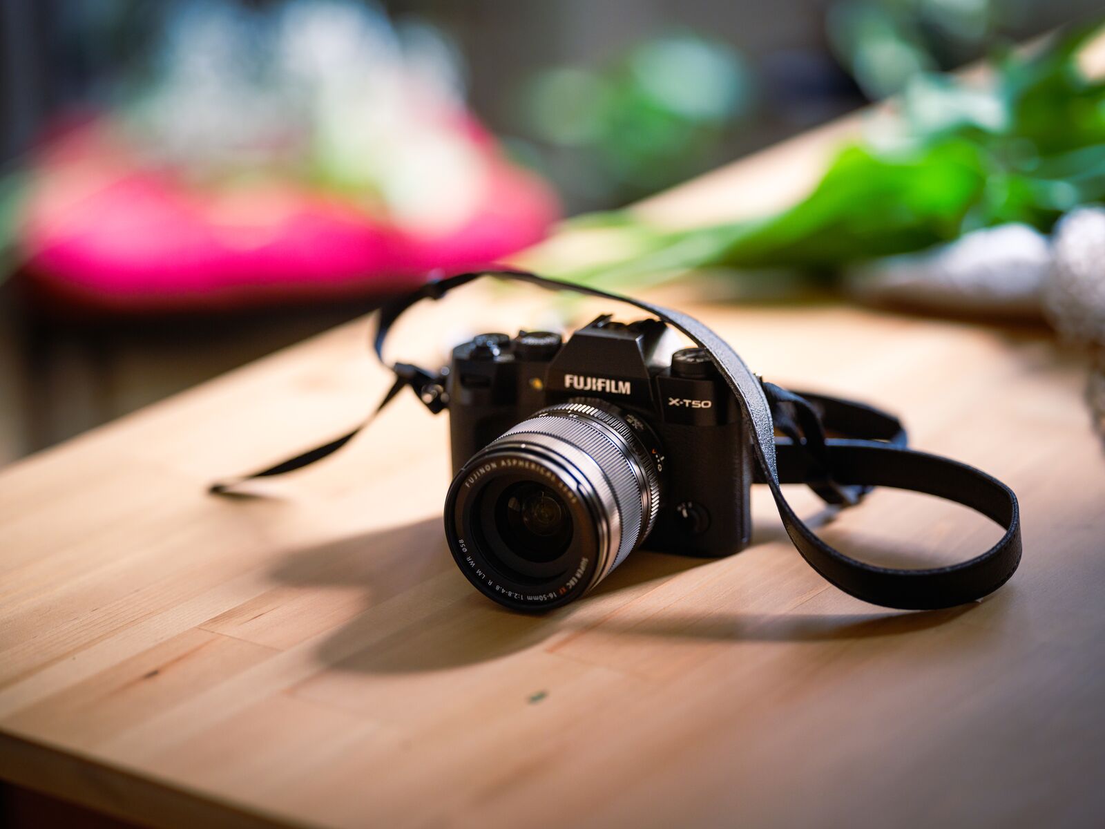Aparat cyfrowy FujiFilm X-T50 body czarny na stole
