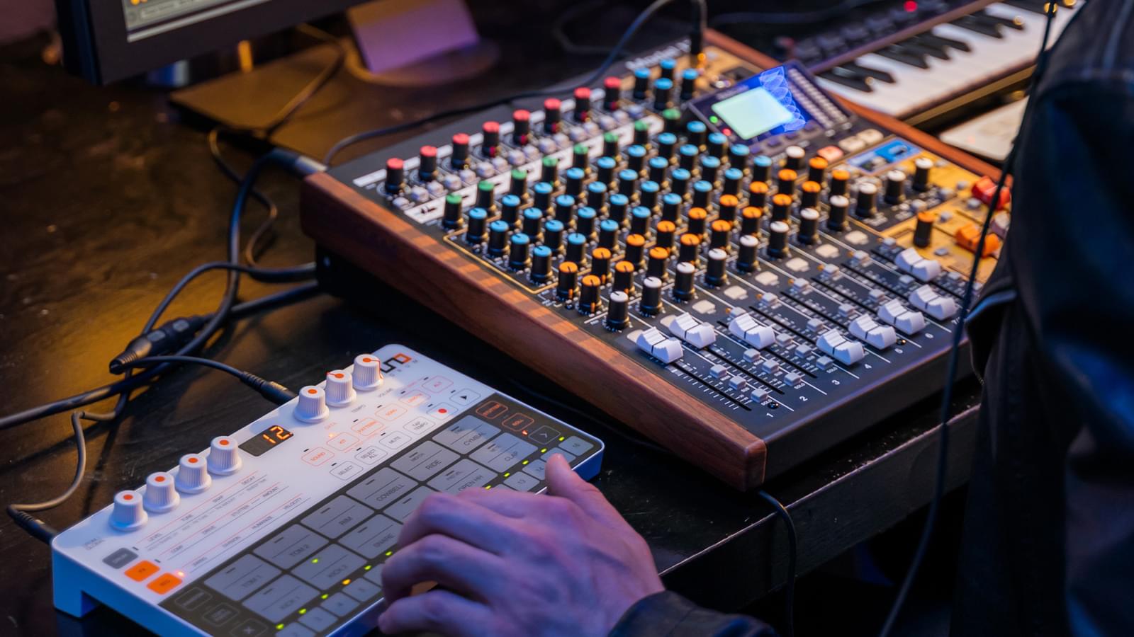 Tascam Mikser Model 12 z rejestratorem