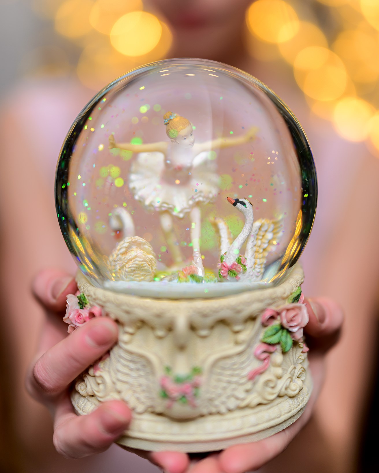kula śnieżna, w tle efekt bokeh